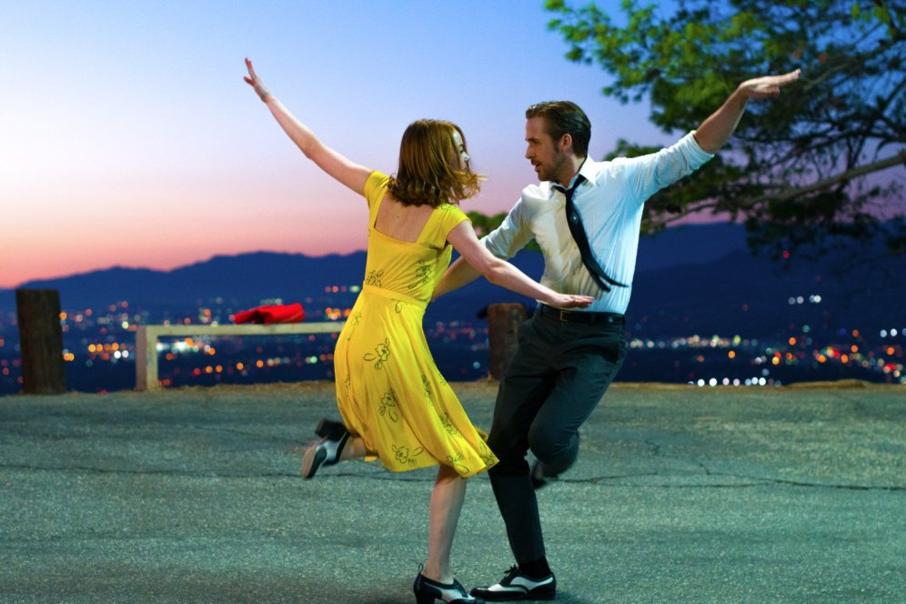 Stone and Gosling dance with the LA skyline in the background. (IMDb.com)